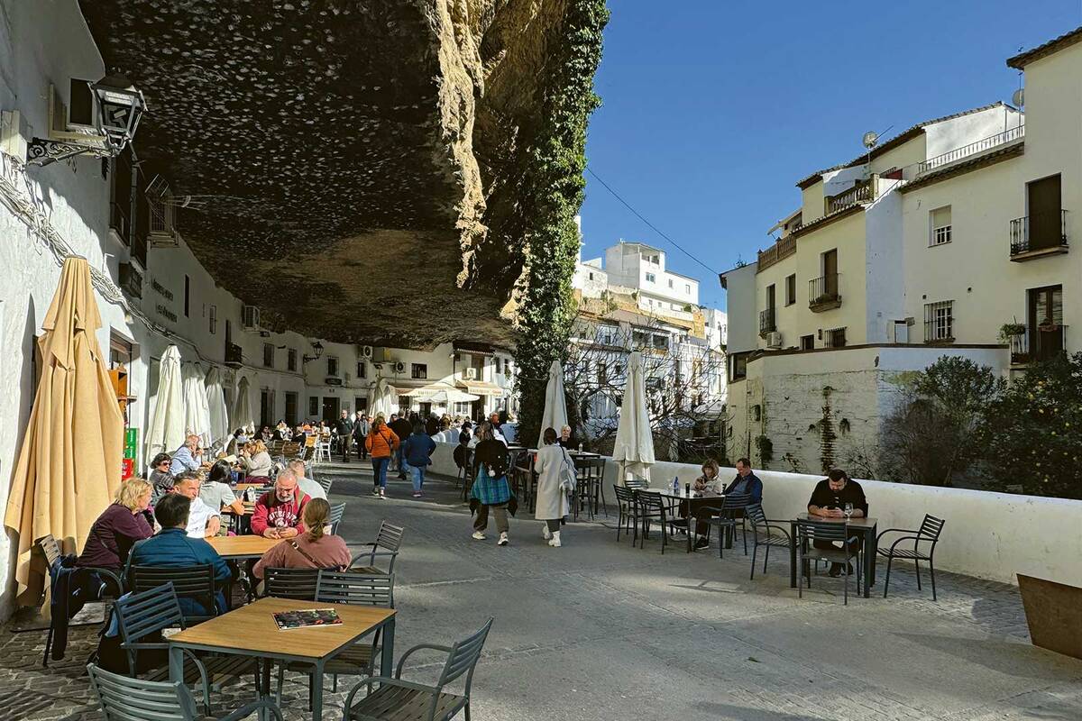 Un fascinant village troglodyte : Setenil de las Bodegas.
