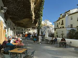 Un fascinant village troglodyte : Setenil de las Bodegas.