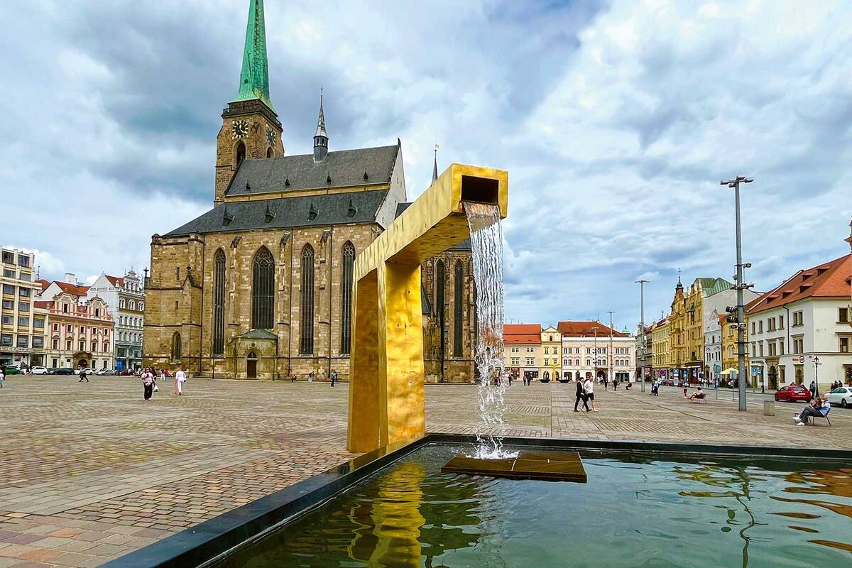 Die drei modernen goldenen Brunnen auf dem Pilsener Platz.