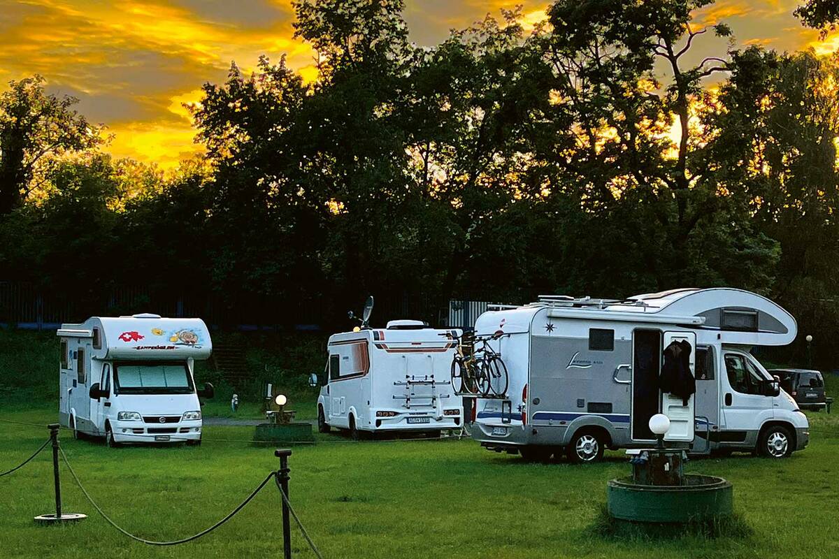 Herrliche Abendstimmung auf dem Caravan Park Camping in Prag, der auf einer Insel in der Moldau liegt.