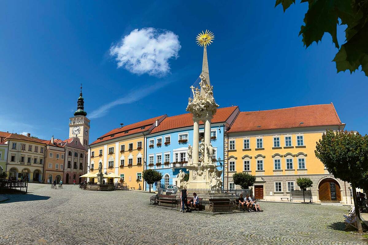 Die barocke Dreifaltigkeitssäule auf dem Stadtplatz in Mikulov.