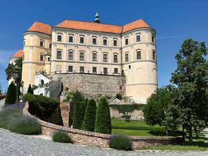 Schloss Mikulov liegt in der gleichnamigen Stadt Mikulov auf einem Felshügel in direkter Nähe des Stadtzentrums.