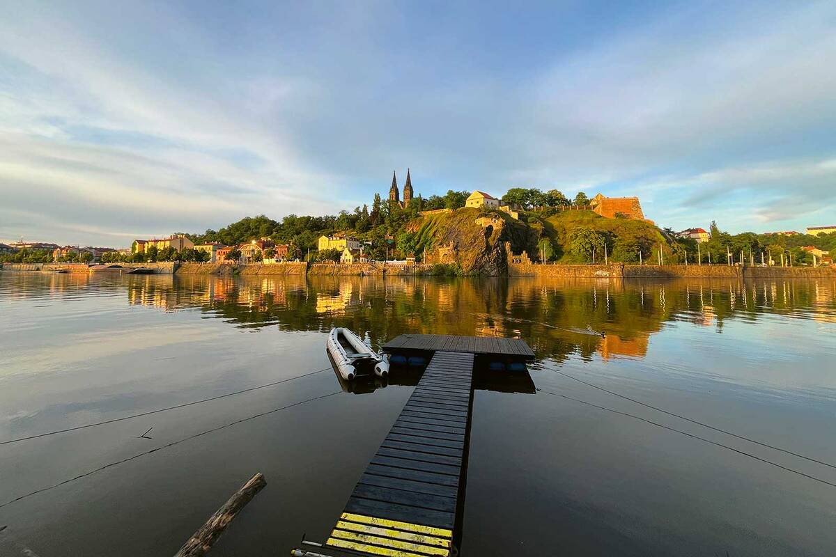 Vue sur la Vltava et le centre de Prague.