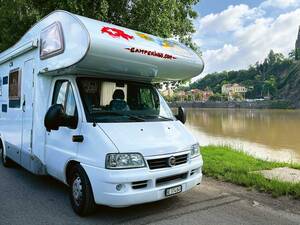 Le camping-car au bord de la Vltava, au camping de Prague.