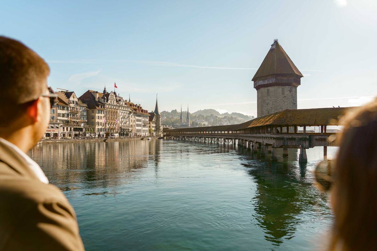 Luzern mit seiner berühmten Brücke ist einen Stopp wert.