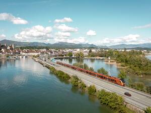 Bei der Anfahrt über den Seedamm nach Rapperswil thront das Schloss über dem Hafen.