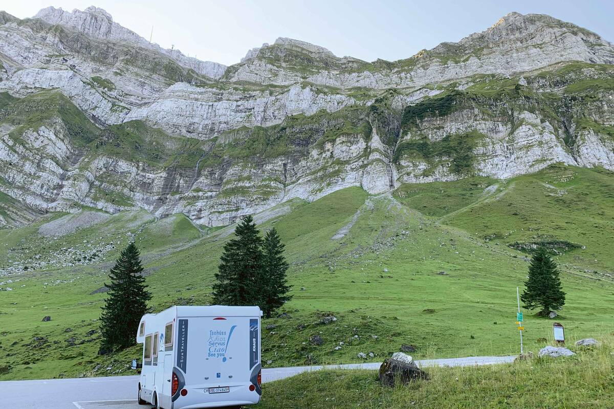 Vom Parkplatz auf der Schwägalp blicke ich an die imposanten Felswände.