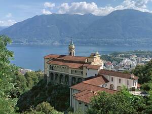 Blick von Locarno Madonna del Sasso auf die Stadt und den See.