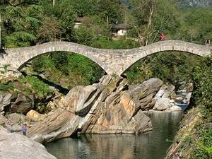 Die Bogenbrücke aus dem 17. Jahrhundert wird im Volksmund Römerbrücke genannt.