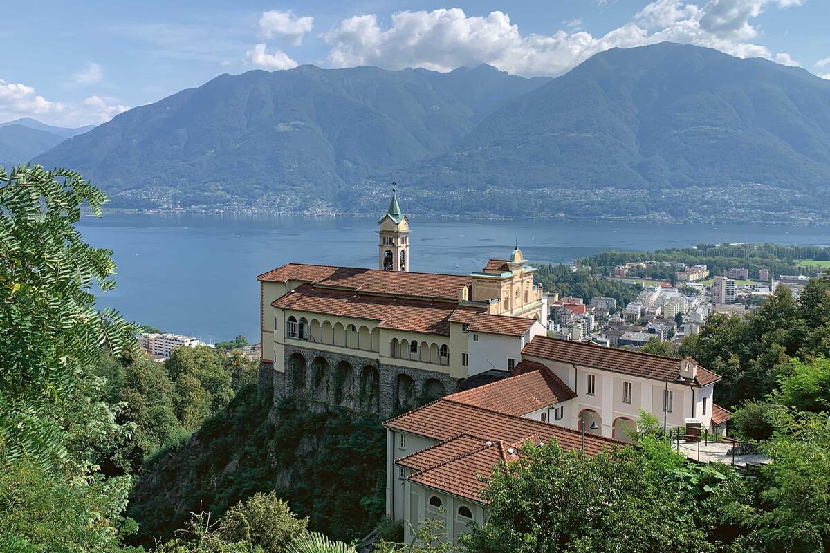 La vue sur Locarno et le lac dont on jouit de Madonna del Sasso.