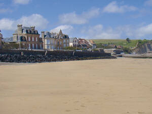 Die Skyline von Arromanches, welches bei der Invasion den englischen Hafen beherbergte.