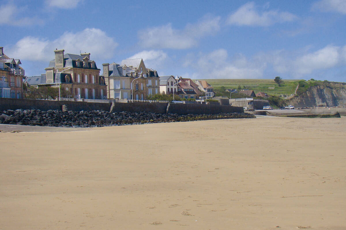 Die Skyline von Arromanches, welches bei der Invasion den englischen Hafen beherbergte.