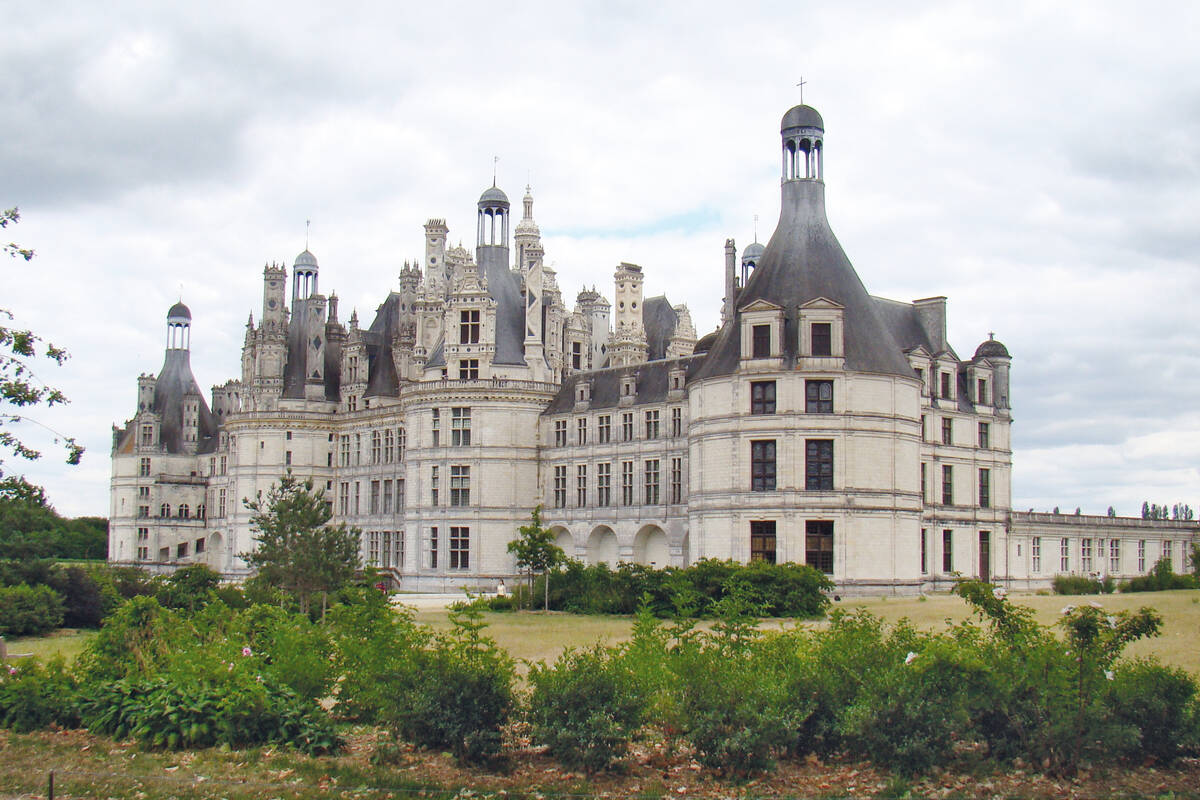 Le château de Chambord est le plus somptueux et le plus grand des châteaux de la Loire. Cet ancien pavillon de chasse est entouré d’un mur long de 32 kilomètres.