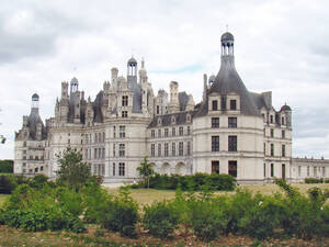 Le château de Chambord est le plus somptueux et le plus grand des châteaux de la Loire. Cet ancien pavillon de chasse est entouré d’un mur long de 32 kilomètres.