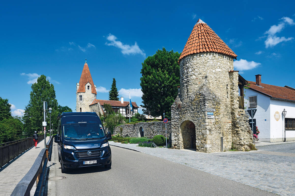 Unsere Abensberg-Runde folgt der Stadtmauer mit dem Maderturm.