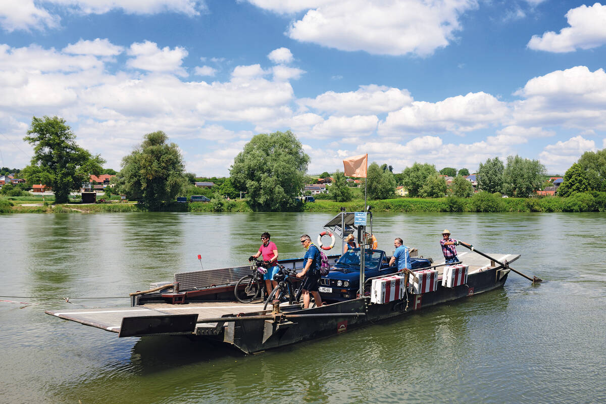 Die Gierseilfähre bei Matting über die Donau nutzt die Kraft der Strömung und transportiert sogar grosse Wohnmobile.