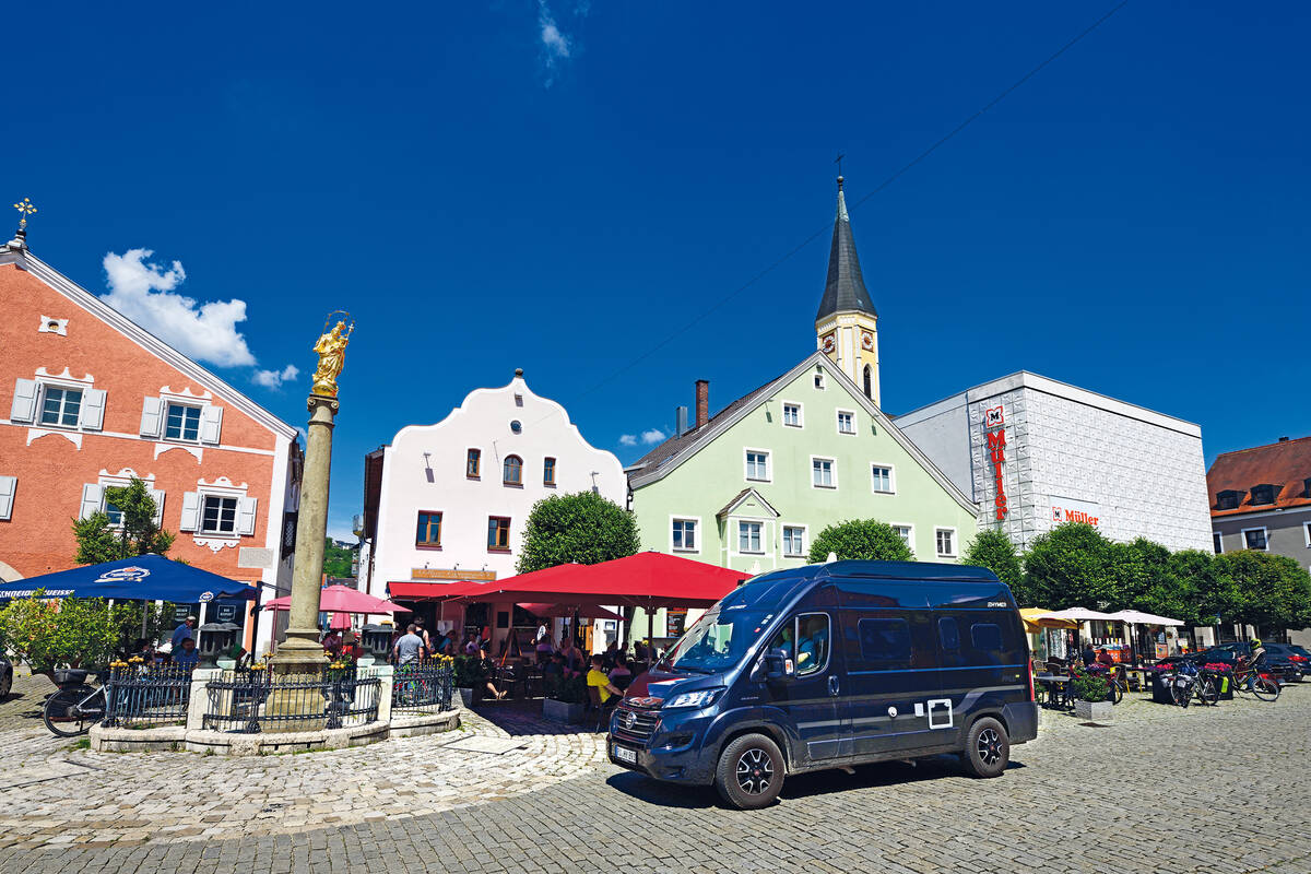 Im Stadtzentrum leuchtet eine frisch mit Blattgold verzierte Mariensäule.