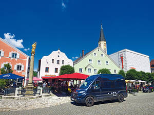 Im Stadtzentrum leuchtet eine frisch mit Blattgold verzierte Mariensäule.