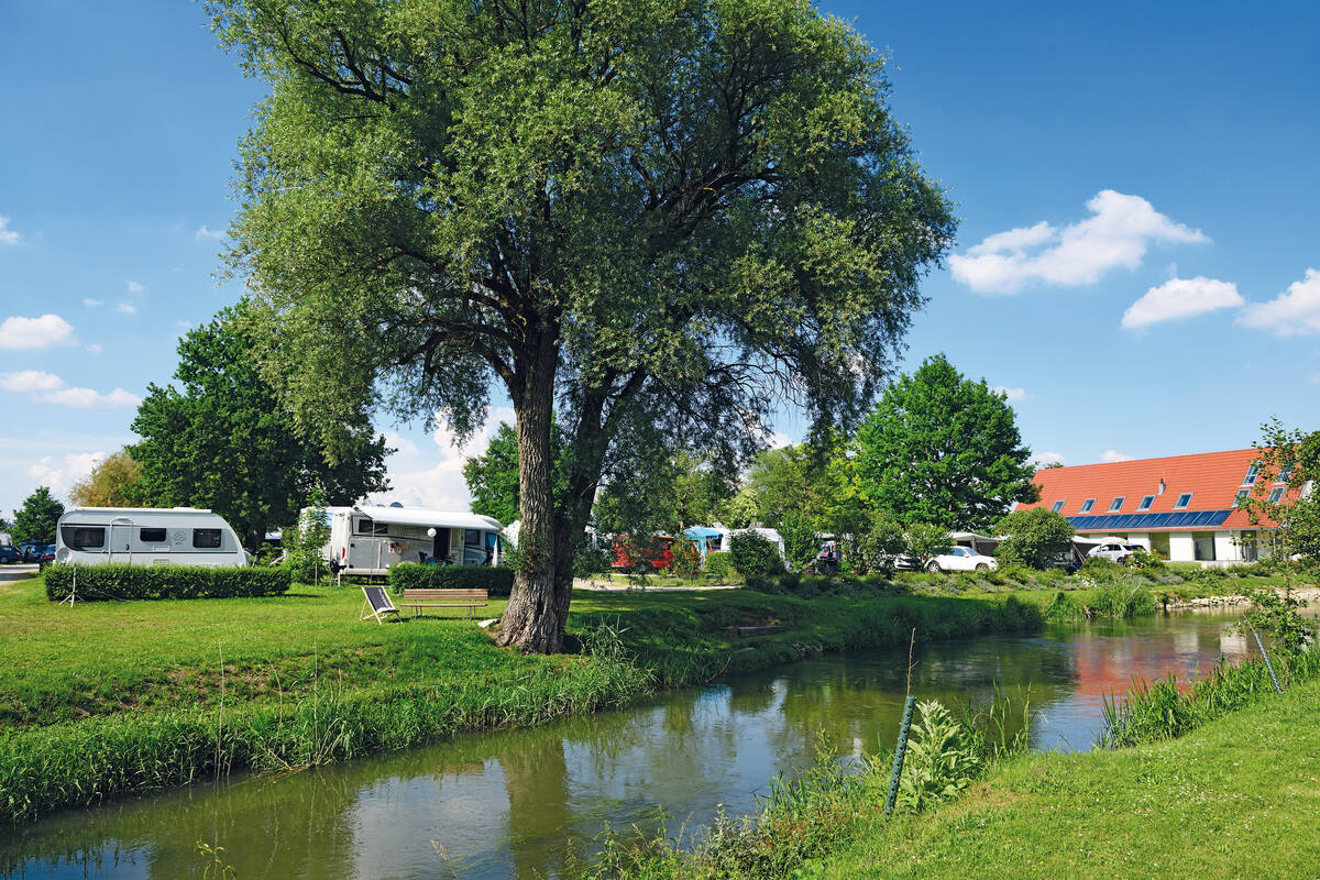 Der Campingplatz Felbermühle liegt idyllisch an einem kleinen Flusslauf.