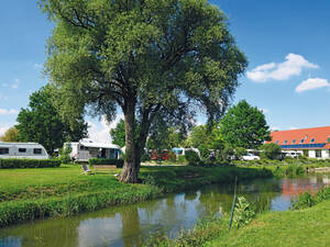 Der Campingplatz Felbermühle liegt idyllisch an einem kleinen Flusslauf.