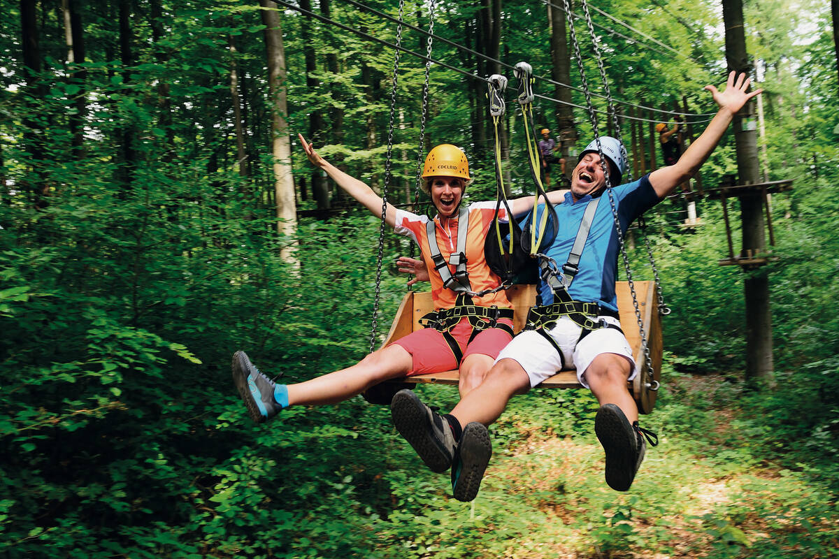 Im Walderlebniszentrum Riegling rauschen wir mit einer Seilrutsche durch den Wald.