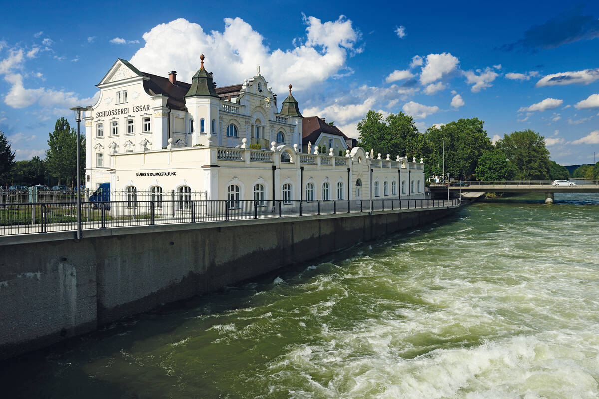 Landshut – entlang der Isar erstrahlen zahlreiche Prachtbauten.