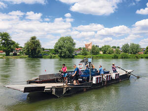 À Matting, les bacs à traille traversent le Danube à la force du courant et transportent même de grands camping-cars.