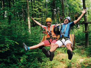 Nous filons à travers la forêt en tyrolienne au centre de découverte de la forêt de Riegling.