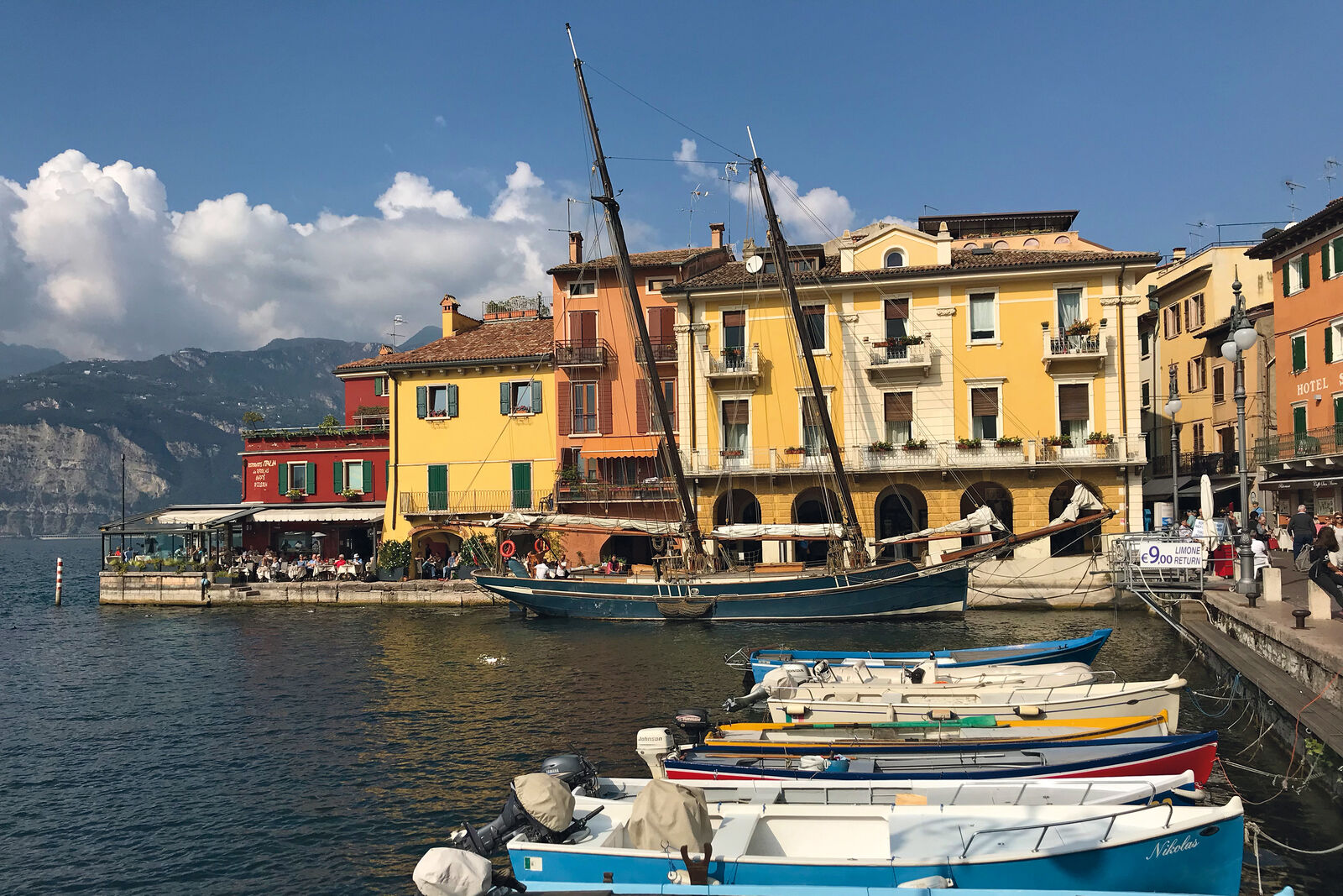 Recommandé : Promenez-vous le long de la belle promenade et jouir de la vue panoramique sur le lac de Garde.