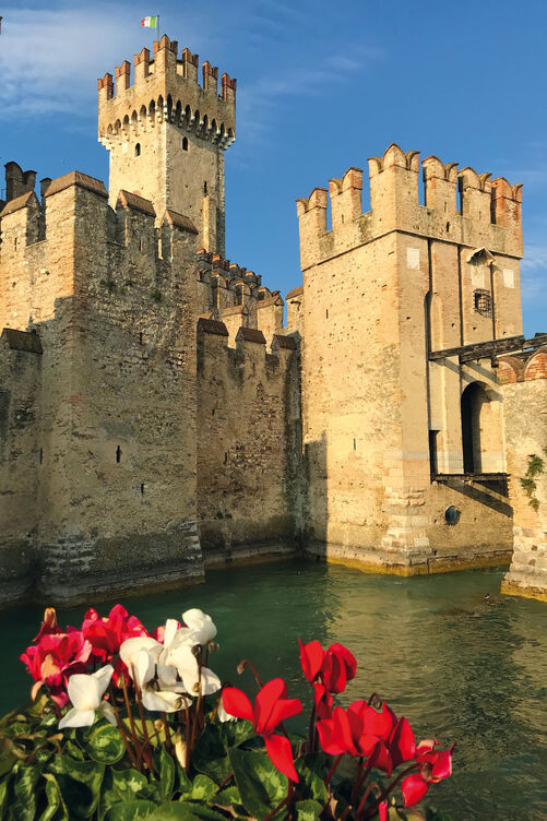 Le Castello Scaligero de l’époque des Scaligeri constitue l’accès au centre historique de Sirmione. C’est l’une des forteresses les plus complètes et les mieux conservées d’Italie.