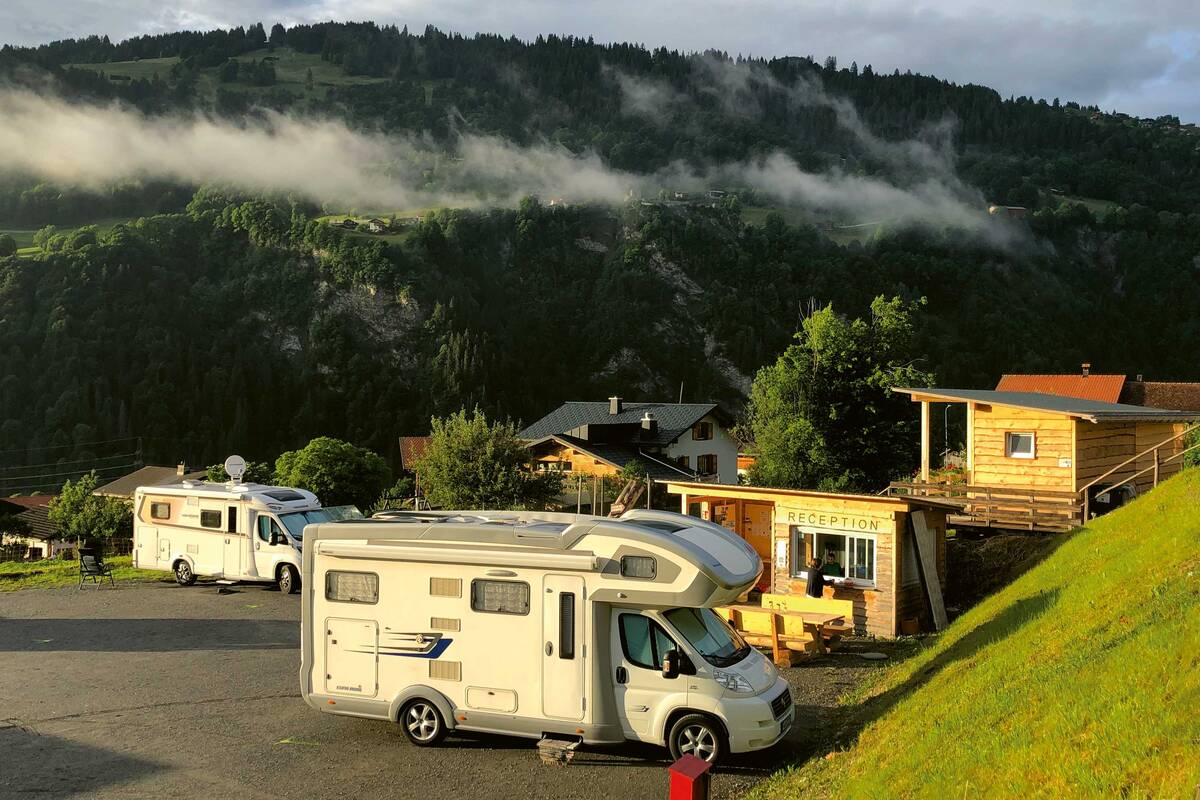 Un nouvel emplacement, joliment aménagé et géré avec passion, attend les visiteurs du Prättigau à la périphérie de Fideris.