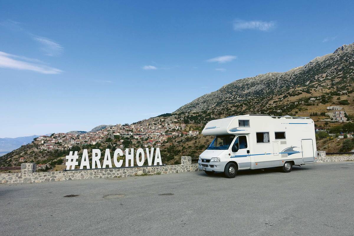 Aráchova liegt etwa 160 Kilometer nordwestlich von Athen und 12 Kilometer vor dem historischen Delphi.