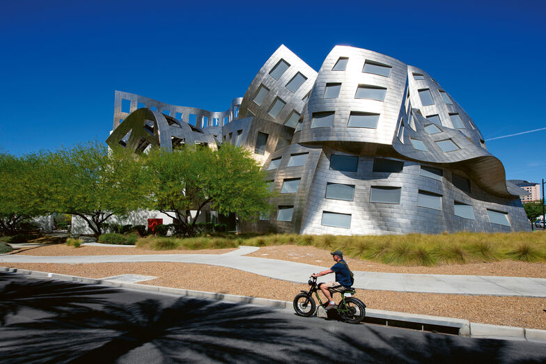 Lors d'une balade à vélo le long du Strip, nous découvrons des lieux qui n'ont rien à voir avec les jeux de hasard : ici, le Lou Ruvo Center for Brain Health construit par le célèbre architecte Frank Gehry.
