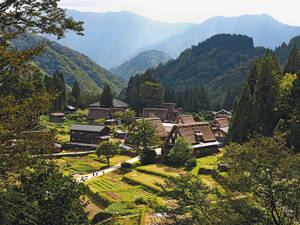 Ainokura, un mignon village entouré de douces et vertes collines au fond d’une petite vallée.