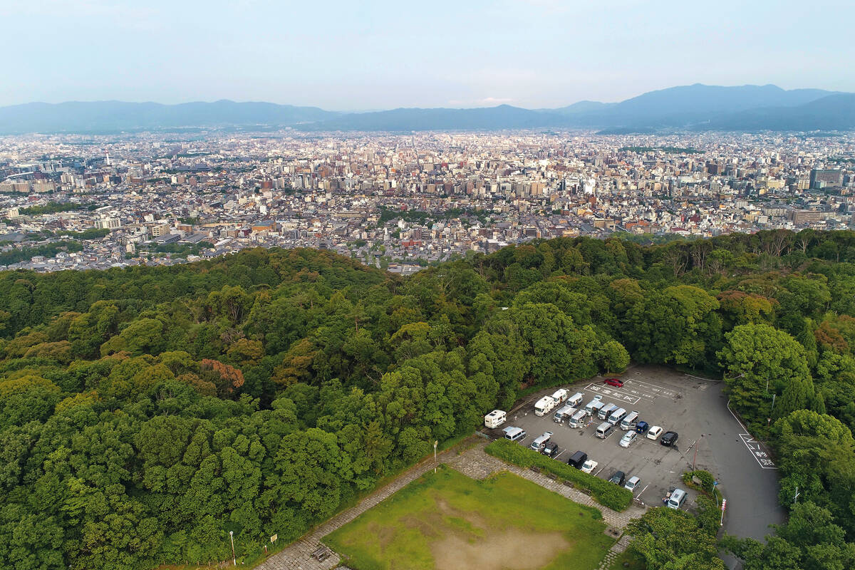 Les camping-cars sur leur aire et Kyoto vus de haut.