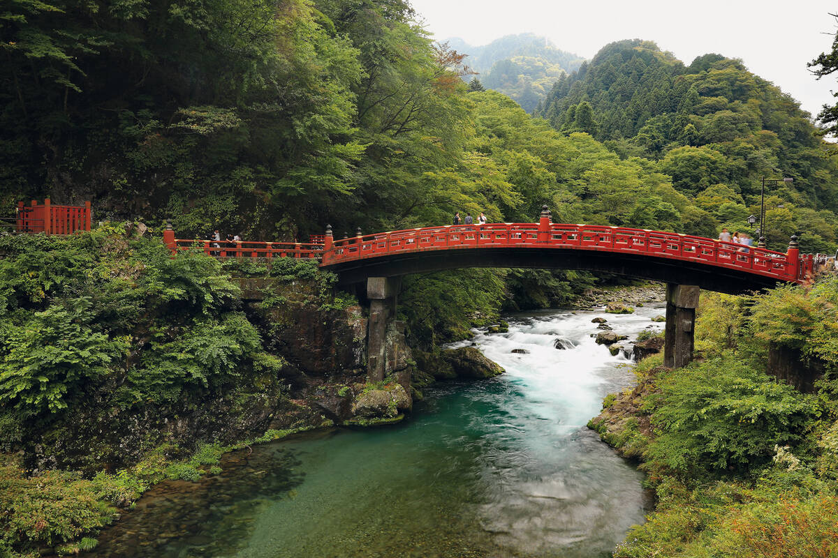 Le pont Shinkyo, le « pont sacré », se trouve à l’entrée des sanctuaires et temples de Nikko.