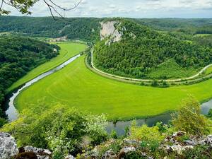 Die junge Donau schlängelt sich in weiten Mäandern durch das Obere Donautal, eingerahmt von bewaldeten Jurafelsen der Schwäbischen Alb.