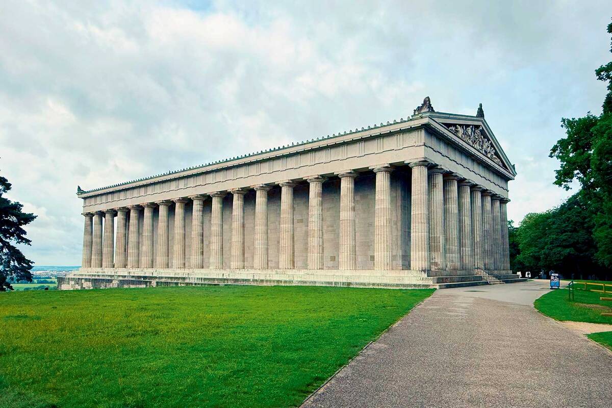 Die Walhalla bei Regensburg, 1842 von König Ludwig I. von Bayern als Ruhmeshalle bedeutender deutschsprachiger Persönlichkeiten errichtet, ein Versuch im Gewand eines griechischen Tempels geschichtsträchtig zu sein.