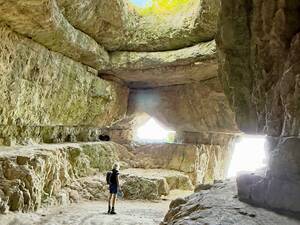 Die Szelim-Höhle bei Tatabánya ist eine der ältesten Siedlungsstellen Mitteleuropas. Hier wurden rund 200 000 Jahre alte menschliche Funde gemacht.