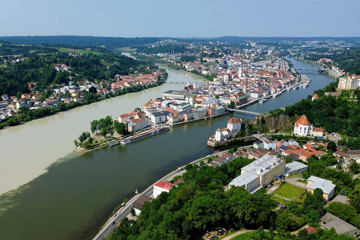 À Passau se rejoignent l’Inn verdoyante, le Danube bleu et la petite Ilz, les différentes couleurs de l’eau faisant de la confluence des trois cours d’eau un spectacle naturel impressionnant.