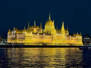 À ne pas rater à Budapest : une promenade nocturne en bateau au cours de laquelle les somptueux édifices illuminés défilent à un rythme tranquille.