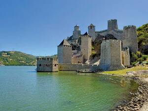 La forteresse de Golubac, datant du XIVe siècle, est située à l’entrée des Portes de Fer et ses tours imposantes semblent émerger du Danube.