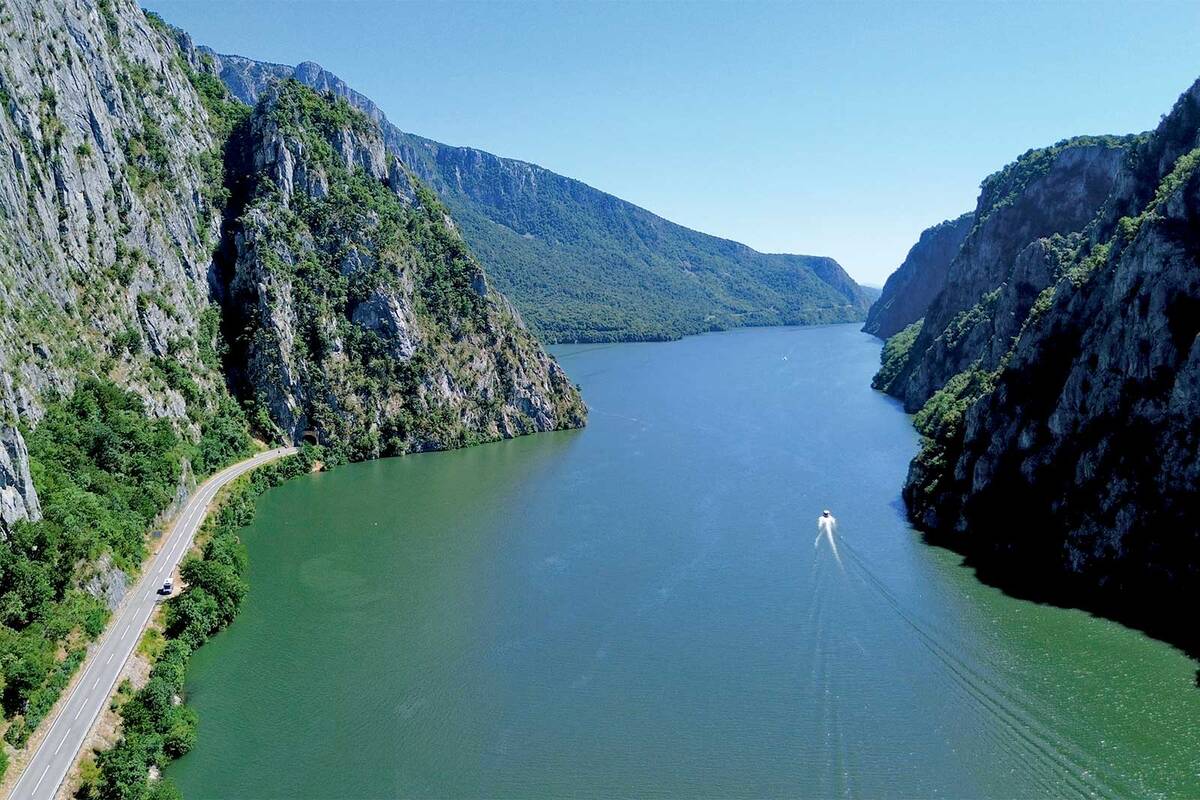 Pause en camping-car au bord de la route dans les gorges des Portes de Fer, où le Danube se faufile entre d’imposantes parois rocheuses.