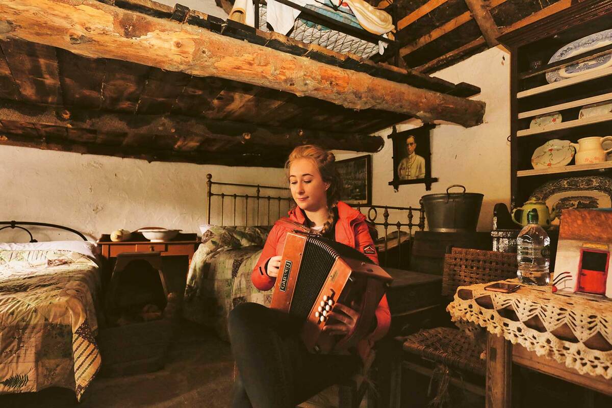 Das Kerry Bog Village bietet im Stile einer musikalisch begleiteten Zeitreise einen faszinierenden Einblick in das Leben und Arbeiten der Menschen in Irland im späten 19. Jahrhundert.