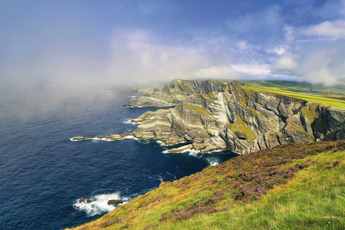 Abgrundtief schön: Die eindrucksvollen, rund 300 Meter hohen Cliffs of Kerry sind je nach Wetterbedingungen eingeschränkt zugänglich.
