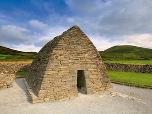 Das Gallarus Oratory ist der am besten erhaltene, in Trockenmauertechnik errichtete Kraggewölbebau der Insel und wurde im 8. Jahrhundert erbaut.