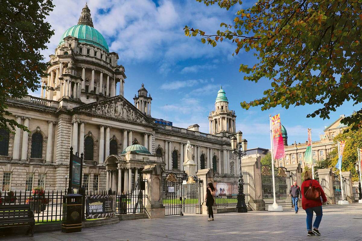Belfaster City Hall mit Türmen und mächtiger Kuppel.