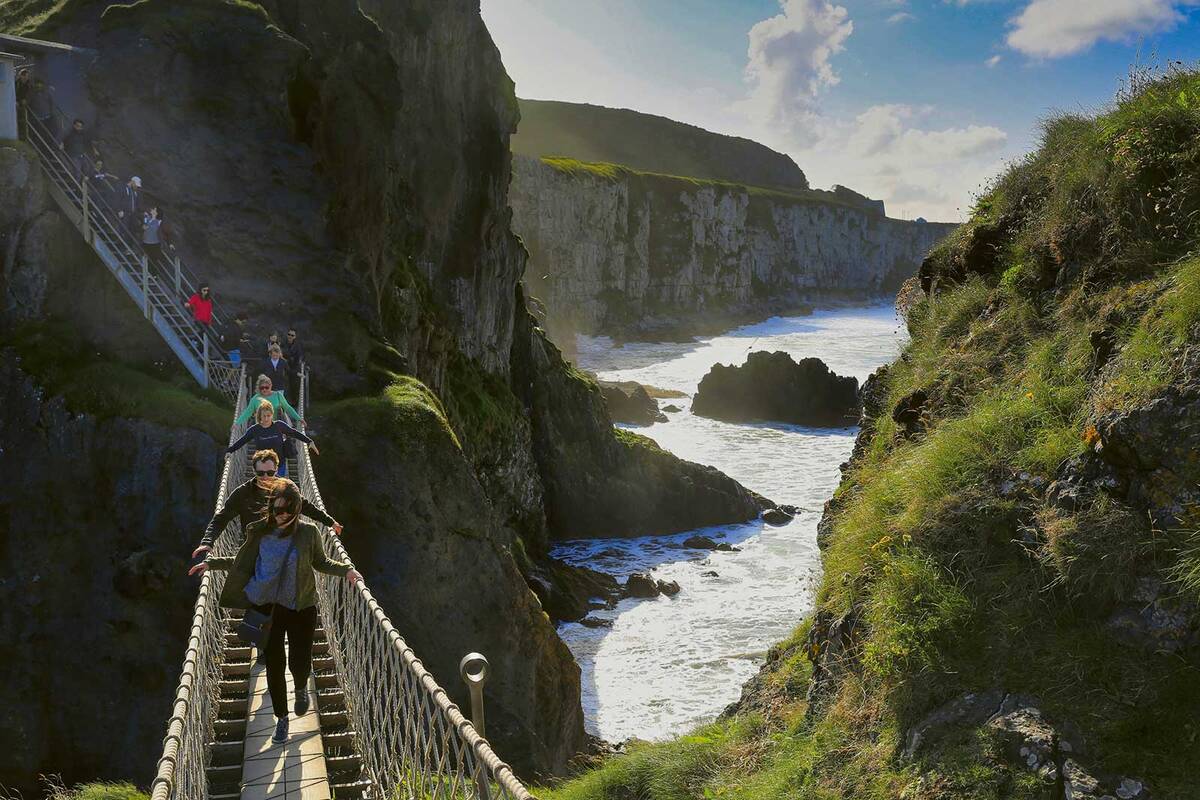 Il faut un peu de courage pour traverser le pont de corde menant à la petite île de Carrick-a-Rede.