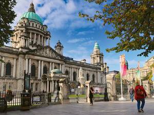 L’hôtel de ville de Belfast avec ses tours et son dôme imposant.