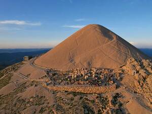 Die Nekropole auf dem Nemrut Dagi ist eine Grab- und Kultstätte.